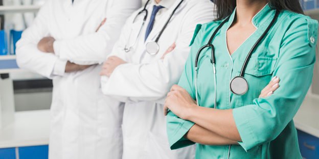 crop-team-di-medici-in-ospedale_23-2147767298